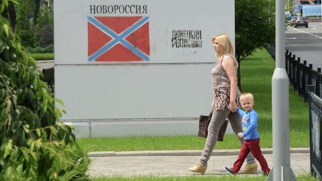 Флаг Новороссии, нарисованный на стене здания на одной из улиц города Донецка Флаг Новороссии, нарисованный на стене здания на одной из улиц города Донецка