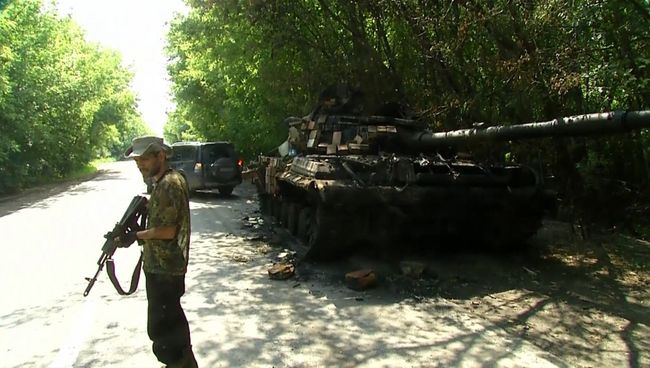 Ополченцы ДНР показали танк, который подбили возле Донецка Ополченцы ДНР показали танк, который подбили возле Донецка