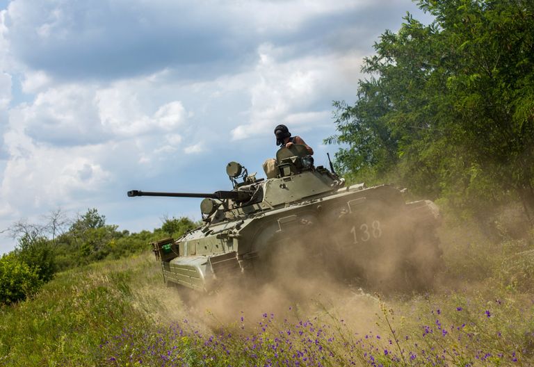 Боец ополчения на БМП во время боя за пограничный населенный пункт Кожевня в Донецкой области Боец ополчения на БМП во время боя за пограничный населенный пункт Кожевня в Донецкой области