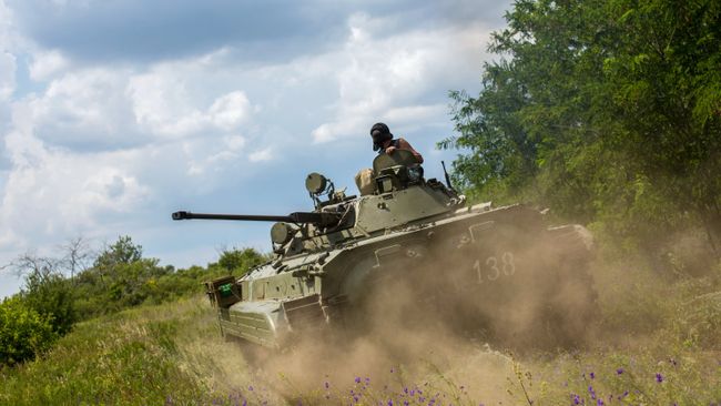 Боец ополчения на БМП во время боя за пограничный населенный пункт Кожевня в Донецкой области Боец ополчения на БМП во время боя за пограничный населенный пункт Кожевня в Донецкой области