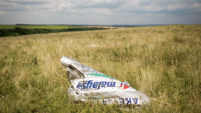 На месте крушения самолета Boeing 777 авиакомпании Malaysia Airlines на Украине На месте крушения самолета Boeing 777 авиакомпании Malaysia Airlines на Украине