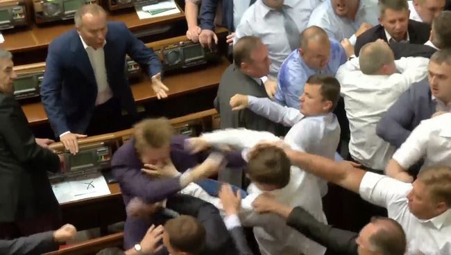 Депутаты Свободы и Компартии кричали и дрались в Верховной Раде Депутаты Свободы и Компартии кричали и дрались в Верховной Раде