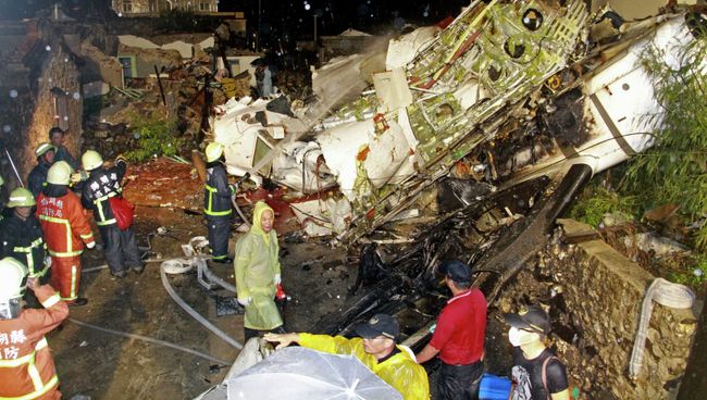 На месте крушения самолета ATR-72 авиакомпании TransAsia Airways на Тайване. Архивное фото