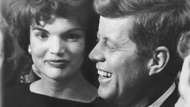 Сенатор-демократ Джон Ф. Кеннеди и его жена Жаклин Сенатор-демократ Джон Ф. Кеннеди и его жена Жаклин