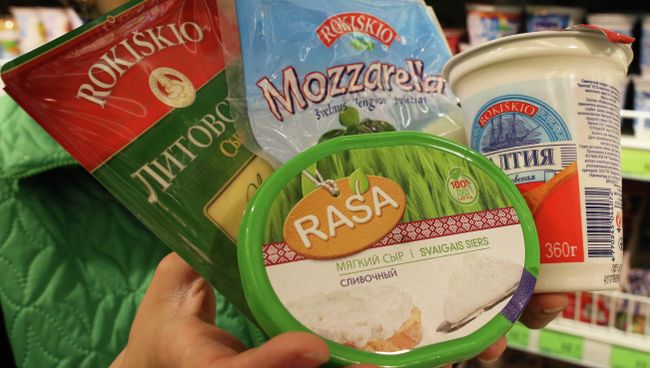 Молочные продукты литовских производителей на прилавке. Архивное фото Молочные продукты литовских производителей на прилавке. Архивное фото