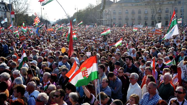 Сторонники партий Фидес во время митинга на площади Героев в Будапеште Сторонники партий Фидес во время митинга на площади Героев в Будапеште