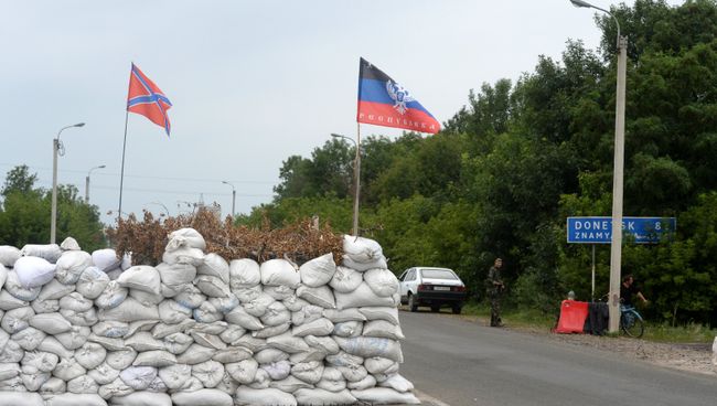 Блок-пост ополченцев в городе Дебальцево Донецкой области. Архивное фото Блок-пост ополченцев в городе Дебальцево Донецкой области. Архивное фото