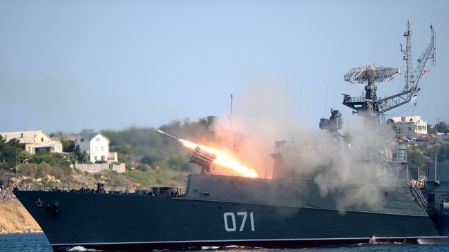 Малый противолодочный корабль МПК-118 (Суздалец) во время празднования Дня Военно-морского флота России в Севастополе. Малый противолодочный корабль МПК-118 (Суздалец) во время празднования Дня Военно-морского флота России в Севастополе.