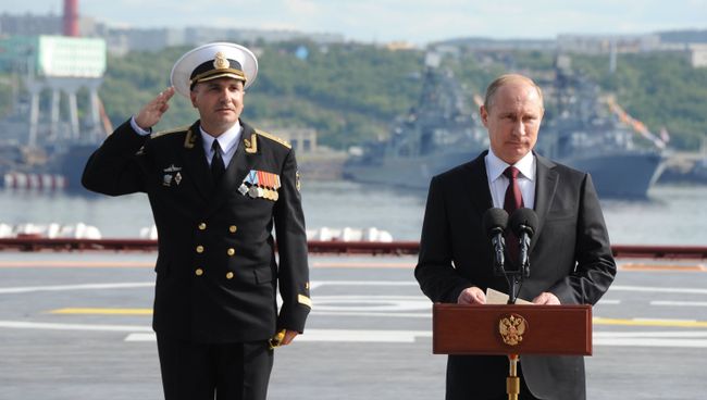 27 июля 2014. Президент России Владимир Путин (справа) поздравляет моряков с Днем ВМФ 27 июля 2014. Президент России Владимир Путин (справа) поздравляет моряков с Днем ВМФ