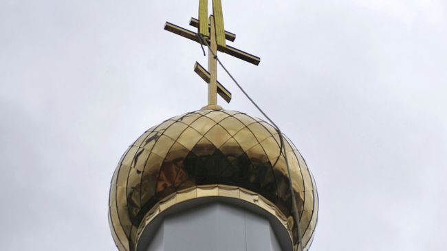 Установка купола на храм