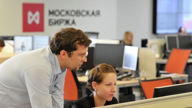 Сотрудники в офисе московской биржи ММВБ-РТС