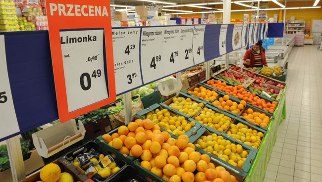 Овощи и фрукты в продуктовом магазине в Польше. Архивное фото Овощи и фрукты в продуктовом магазине в Польше. Архивное фото