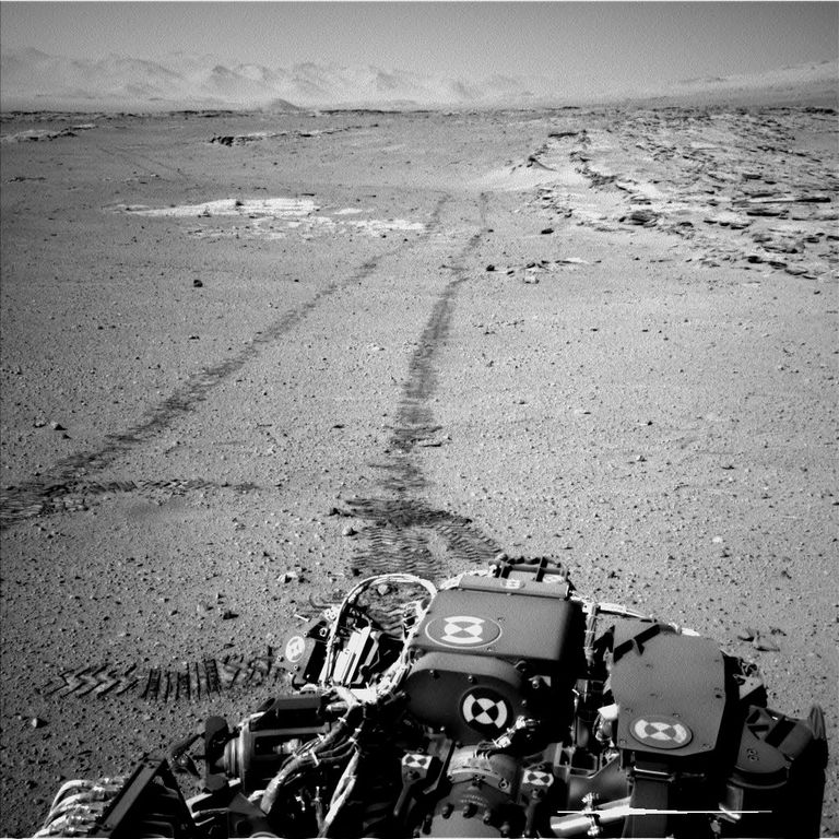Снимок с марсохода Curiosity оставленных им следов Снимок с марсохода Curiosity оставленных им следов