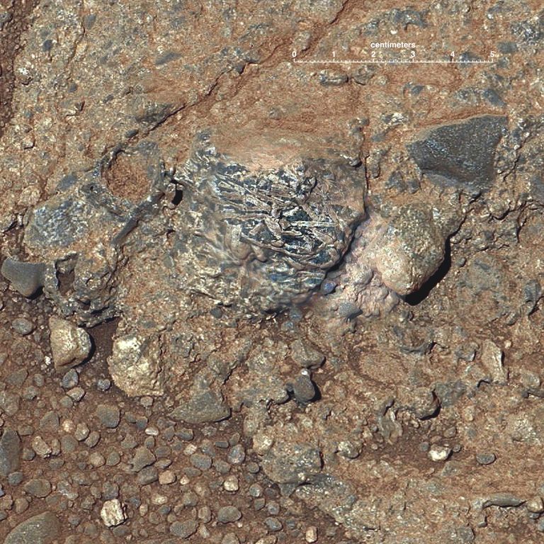 Снимок с марсохода Curiosity марсианской породы Харрисона с фрагментами кристаллов Снимок с марсохода Curiosity марсианской породы Харрисона с фрагментами кристаллов