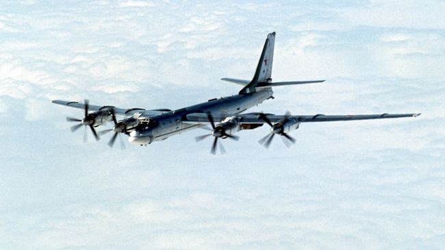 Стратегический бомбардировщик Ту-95. Архивное фото Стратегический бомбардировщик Ту-95. Архивное фото