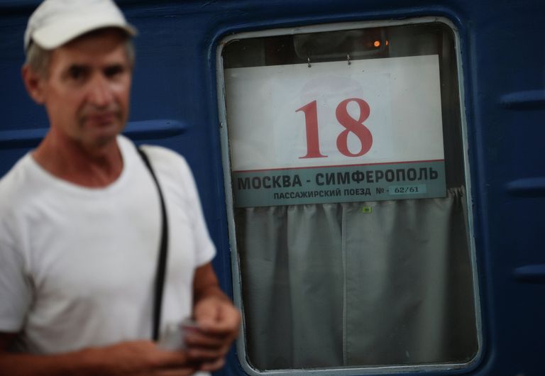 Пассажир на перроне у поезда Москва - Симферополь Пассажир на перроне у поезда Москва - Симферополь