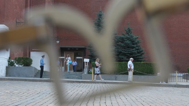 Посетители у прохода рядом с воротами Спасской башни на територию Московского Кремля