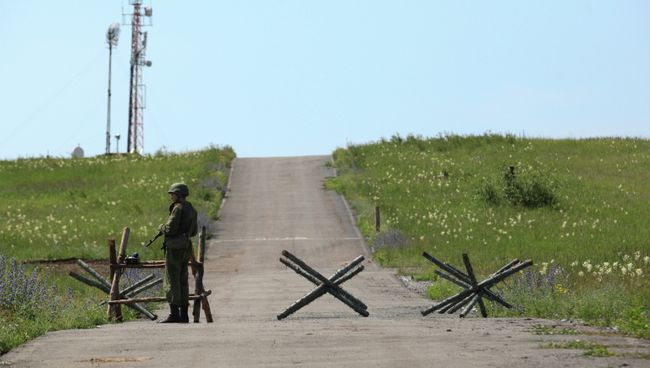 Военнослужащий на КПП на въезде на полигон. Архивное фото Военнослужащий на КПП на въезде на полигон. Архивное фото