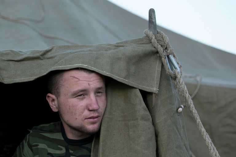 Украинский солдат в палаточном лагере недалеко от деревни Гуково Ростовской области Украинский солдат в палаточном лагере недалеко от деревни Гуково Ростовской области