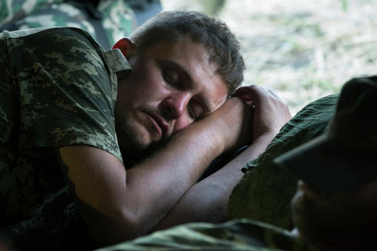 Украинский военнослужащий спит в палаточном лагере в Ростовской области Украинский военнослужащий спит в палаточном лагере в Ростовской области