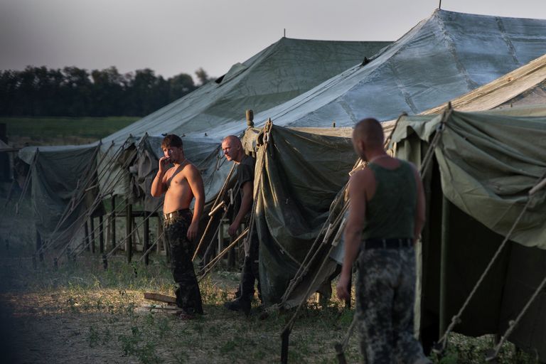 Украинские военнослужащие в палаточном лагере в Ростовской области