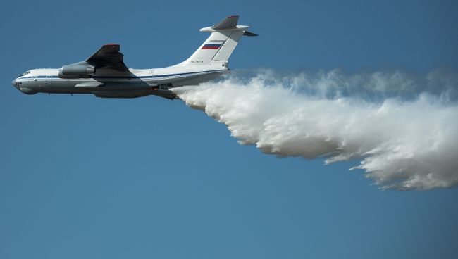 Cамолет Ил-76 демонстрирует сброс огнегасящей жидкости. Архивное фото Cамолет Ил-76 демонстрирует сброс огнегасящей жидкости. Архивное фото