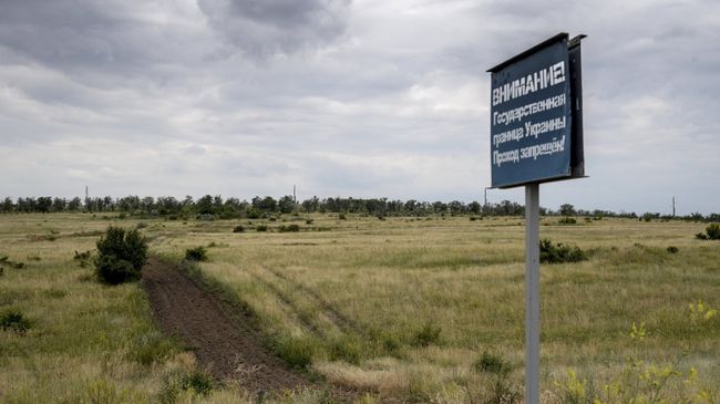 Контрольно-следовая полоса неподалеку от российско-украинской границы