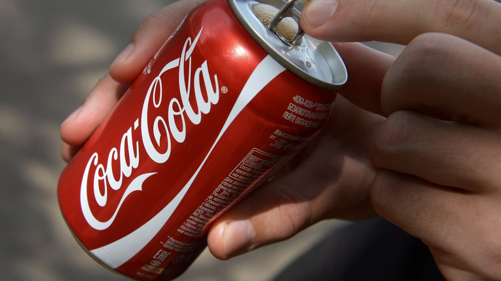 Покупатель держит банку с напитком компании Coca-Cola Покупатель держит банку с напитком компании Coca-Cola - РИА Новости, 1920, 21.07.2026