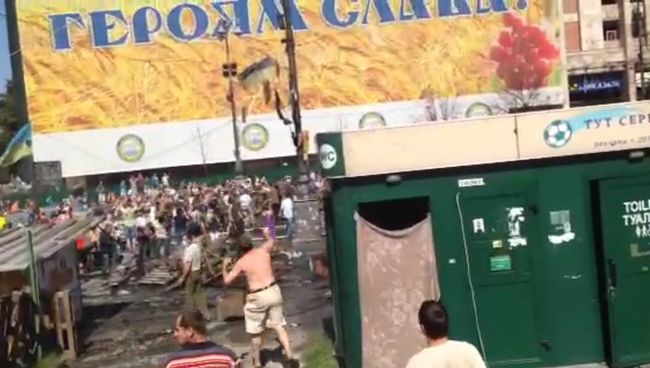 Митингующие забросали украинских силовиков камнями. Кадры из Киева Митингующие забросали украинских силовиков камнями. Кадры из Киева
