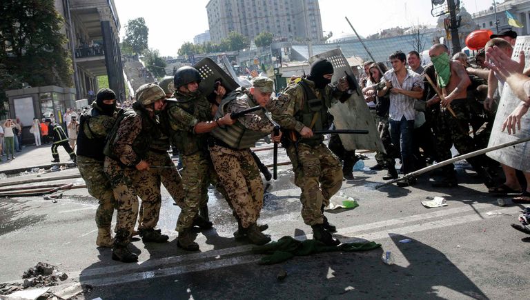 Столкновение митингующих с правительственными силами на площади Независимости в Киеве Столкновение митингующих с правительственными силами на площади Независимости в Киеве