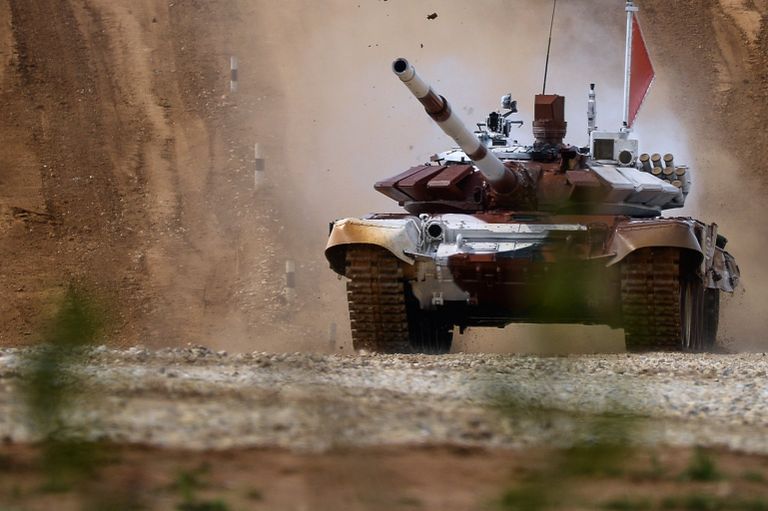 Экипаж из России на танке Т-72Б во время соревнований чемпионата мира Танковый биатлон - 2014