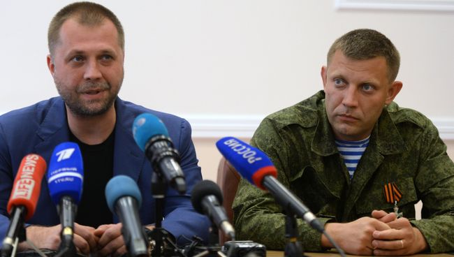 Экс-премьер-министр Донецкой народной республики Александр Бородай (слева) и новый премьер-министр Донецкой народной республики Александр Захарченко. Архивное фото