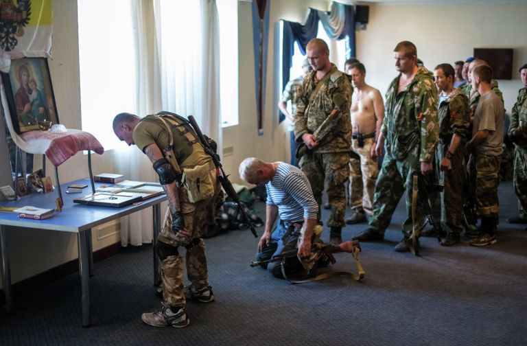 Бойцы народного ополчения у походного алтаря в поселке Семеновка Бойцы народного ополчения у походного алтаря в поселке Семеновка
