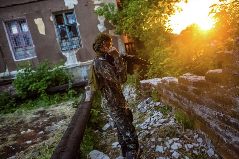 Боец ополчения на территории больницы поселка Семеновка Боец ополчения на территории больницы поселка Семеновка