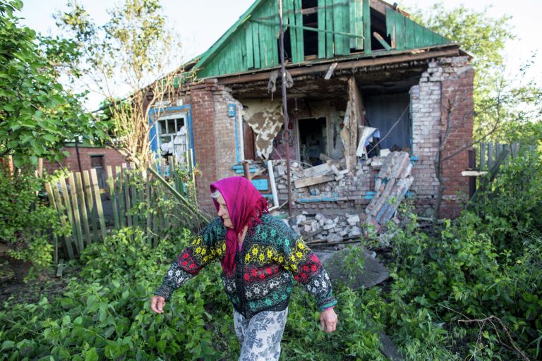 Жительница Семеновки у своего дома, разрушенного в результате артобстрела Жительница Семеновки у своего дома, разрушенного в результате артобстрела