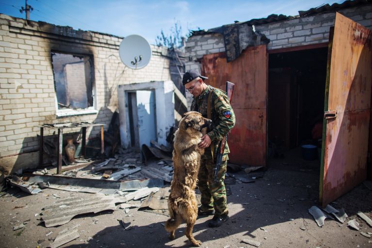 Ополченец, вернувшийся в свой дом в поселке Семеновка Ополченец, вернувшийся в свой дом в поселке Семеновка