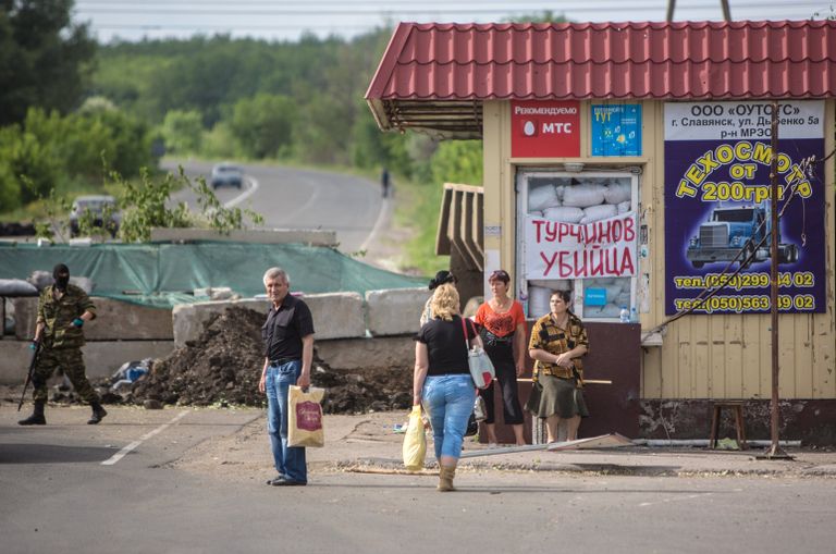 Местные жители у блокпоста ополченцев в поселке Семеновка Местные жители у блокпоста ополченцев в поселке Семеновка