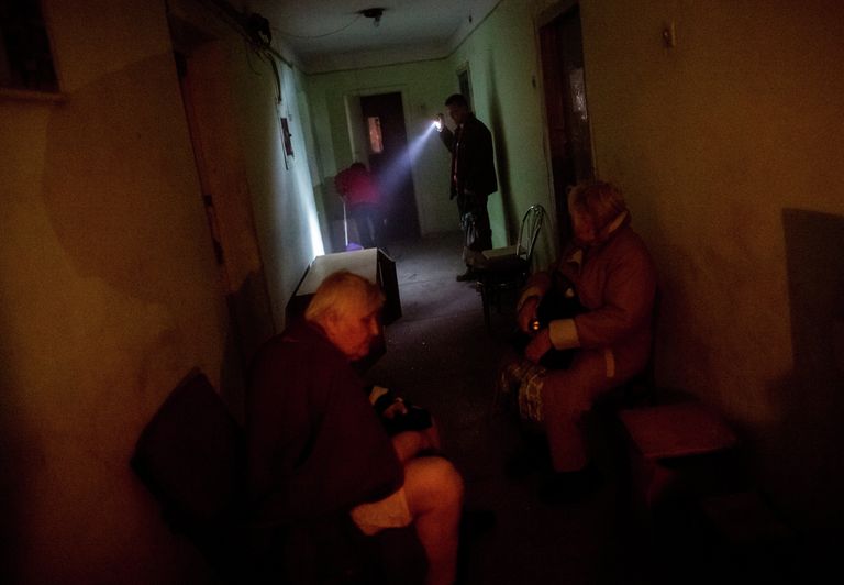 Жители Славянска в убежище во время артобстрела Жители Славянска в убежище во время артобстрела