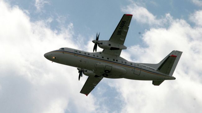 Самолет Ан-140 в небе