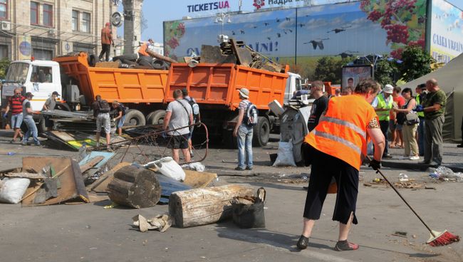 Уборка баррикад на Майдане в Киеве. Архивное фото