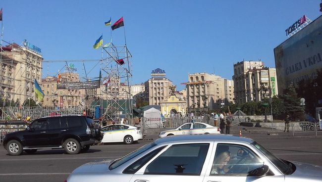 Возобновлено движение автотранспорта на Майдане в Киеве Возобновлено движение автотранспорта на Майдане в Киеве