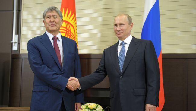 Президент России Владимир Путин (справа) и президент Киргизии Алмазбек Атамбаев. Архивное фото Президент России Владимир Путин (справа) и президент Киргизии Алмазбек Атамбаев. Архивное фото
