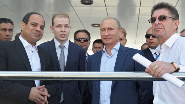 Президент России Владимир Путин (второй справа) и президент Египта Абдель Фаттах ас-Cиси (слева) Президент России Владимир Путин (второй справа) и президент Египта Абдель Фаттах ас-Cиси (слева)