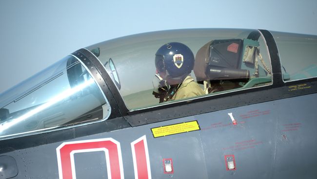 Истребитель СУ-35 во время выступления в день Военно-воздушных сил в Липецке Истребитель СУ-35 во время выступления в день Военно-воздушных сил в Липецке