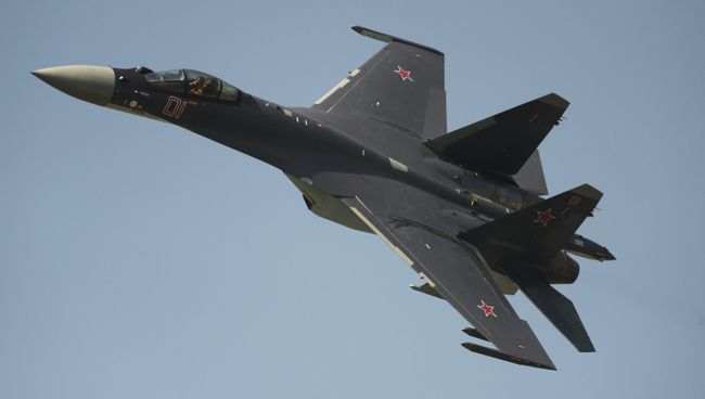Истребитель СУ-35. Архивное фото Истребитель СУ-35. Архивное фото
