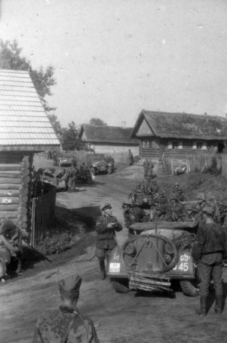 Эмблема 2-ой танковой дивизии СС Дас Райх на автомобиле Эмблема 2-ой танковой дивизии СС Дас Райх на автомобиле