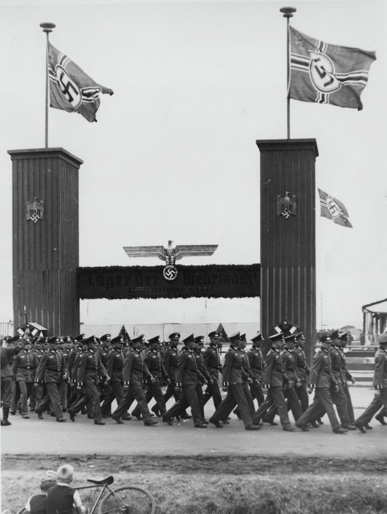 Солдаты прибывают в военный лагерь в город Нюрнберг, 1937 год Солдаты прибывают в военный лагерь в город Нюрнберг, 1937 год