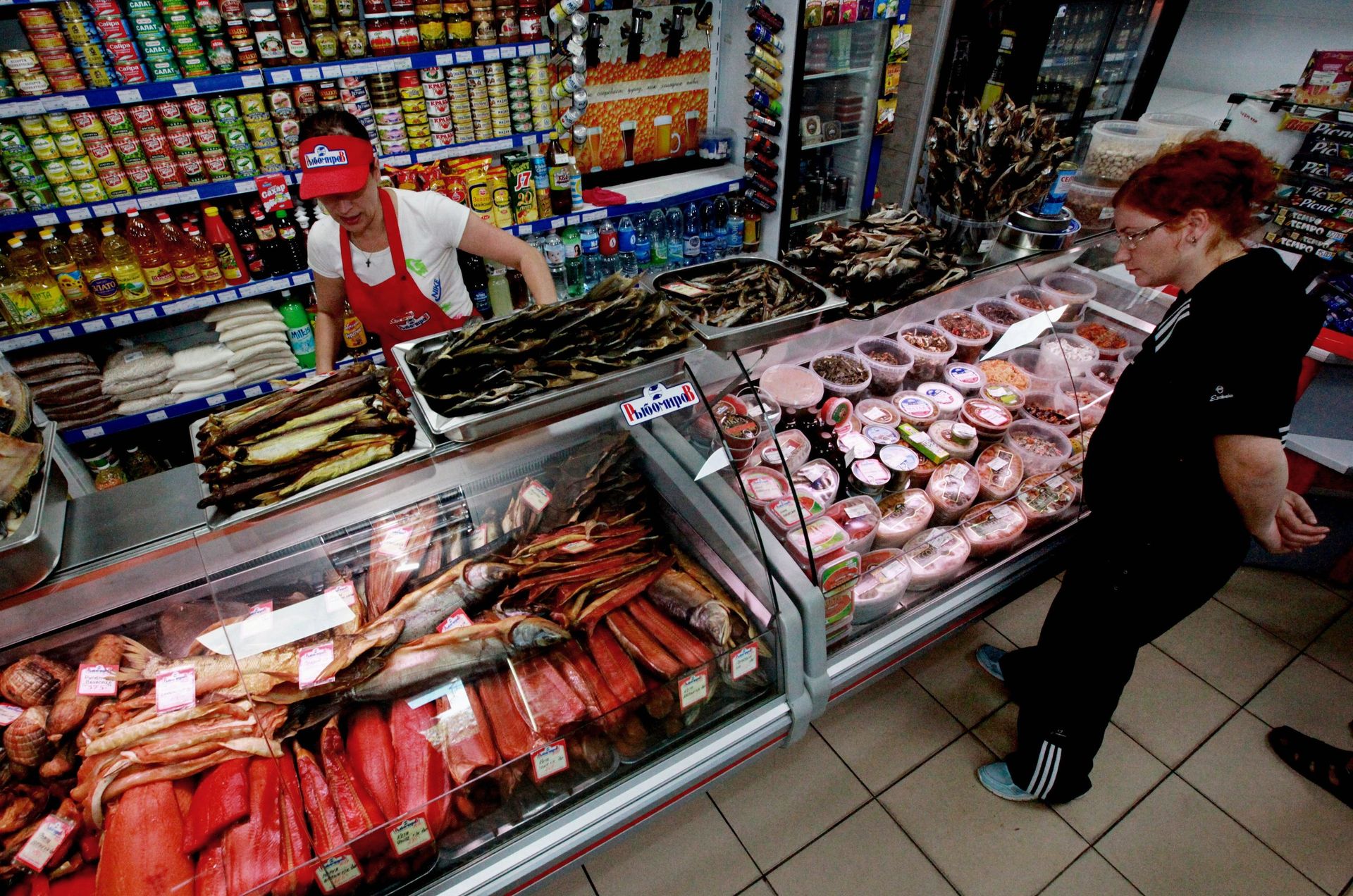 Женщина рассматривает рыбную продукцию в магазине Женщина рассматривает рыбную продукцию в магазине - РИА Новости, 1920, 08.11.2023