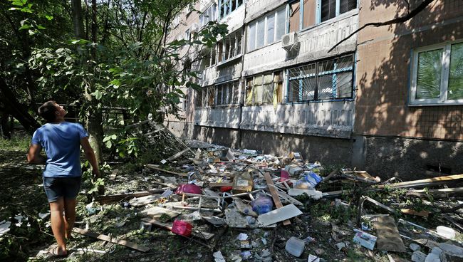 Поврежденный в результате обстрела жилой дом в Донецке. Архивное фото
