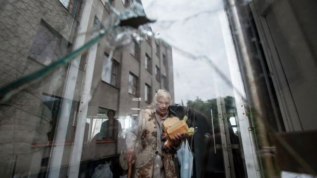 Пожилая женщина с продуктами. Украина. Архивное фото Пожилая женщина с продуктами. Украина. Архивное фото